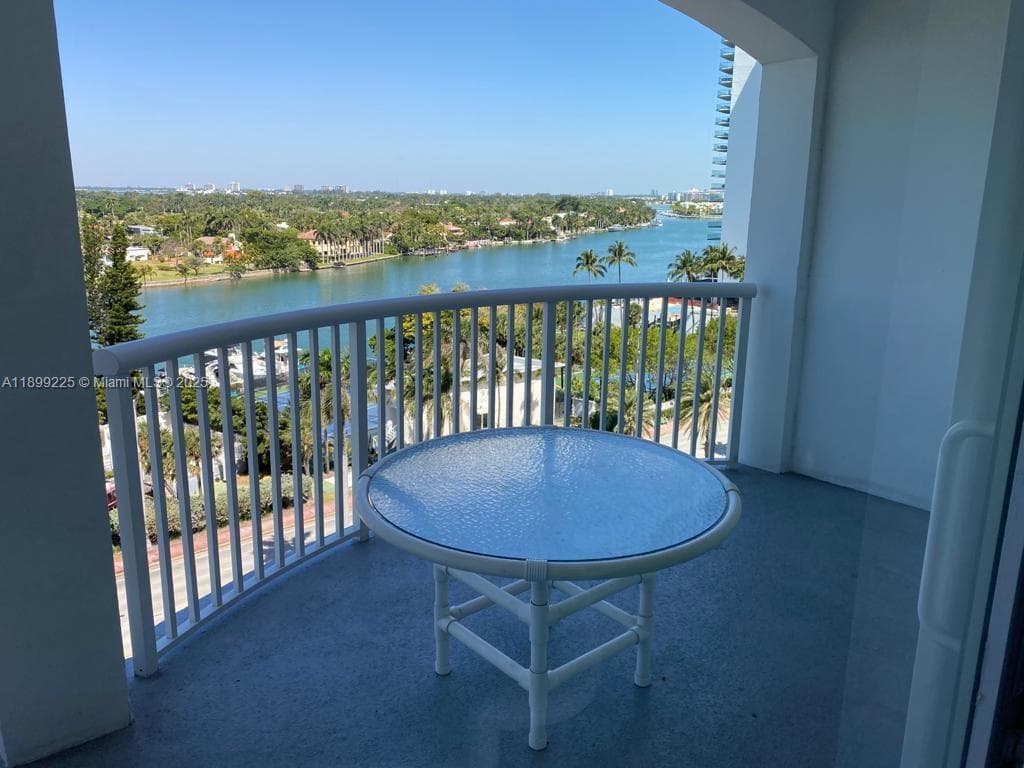 5401 Collins Ave # 729, Miami Beach FL 33140 — 25