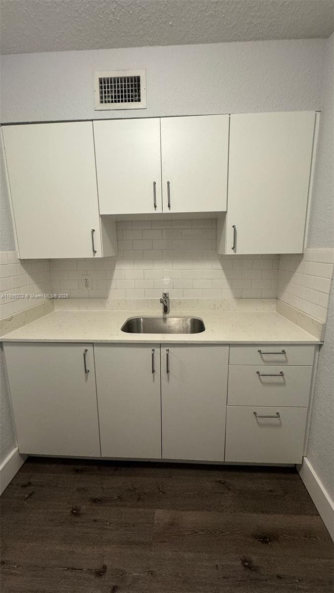 2330 NW 11th St # 46, Miami FL 33125 — 5