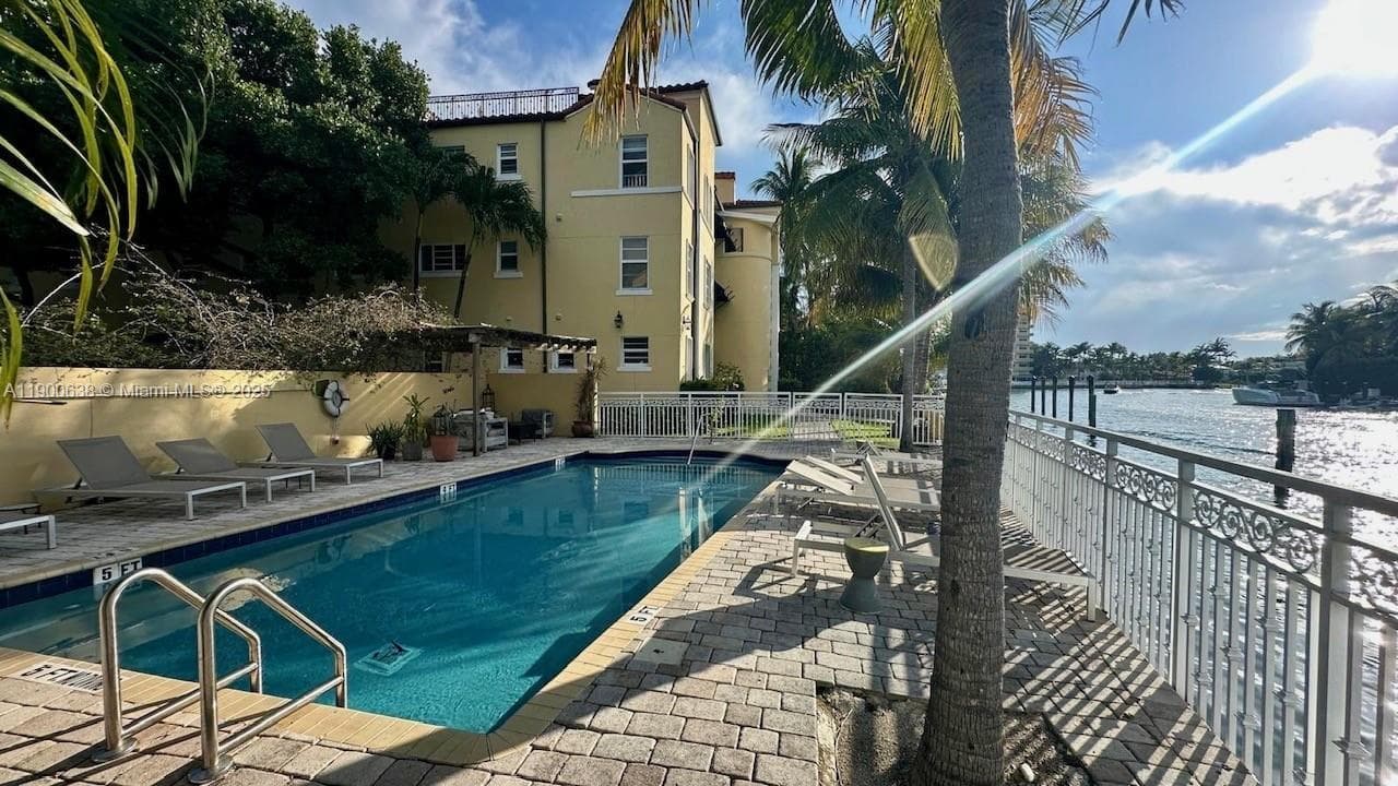 4812 Pine Tree Dr # 204, Miami Beach FL 33140 — 20