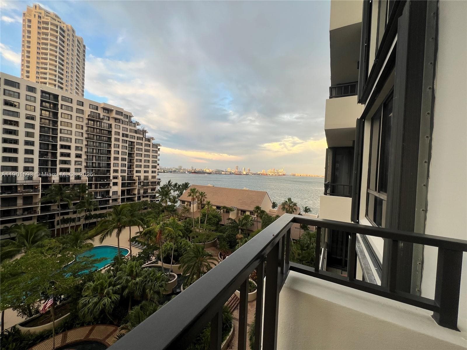 520 Brickell Key Dr # A900, Miami FL 33131 — 29