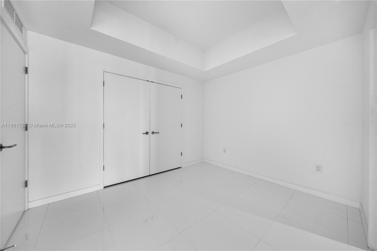 851 NE 1st AVE # 2106, Miami FL 33132 — 17