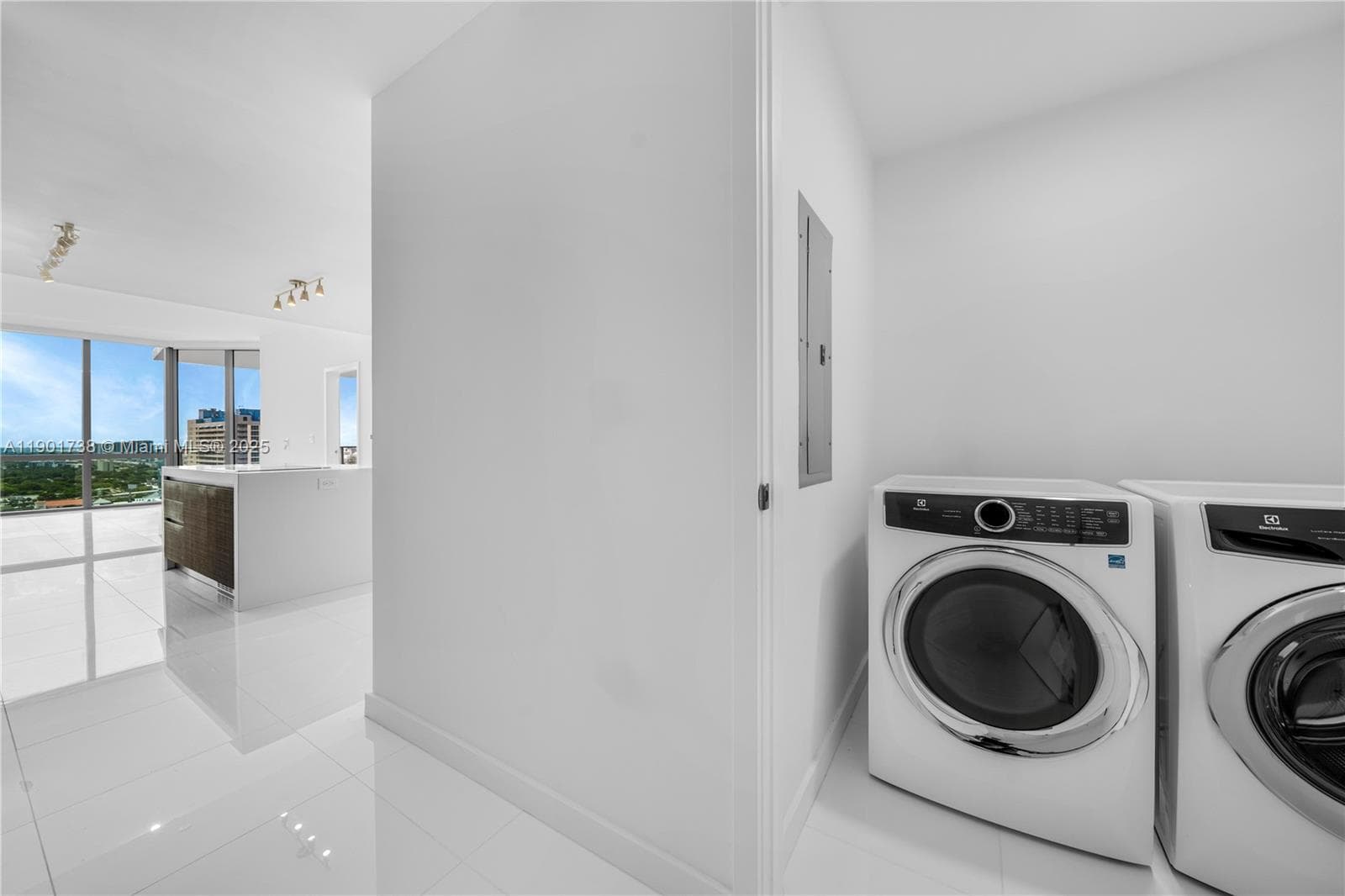 851 NE 1st AVE # 2106, Miami FL 33132 — 19