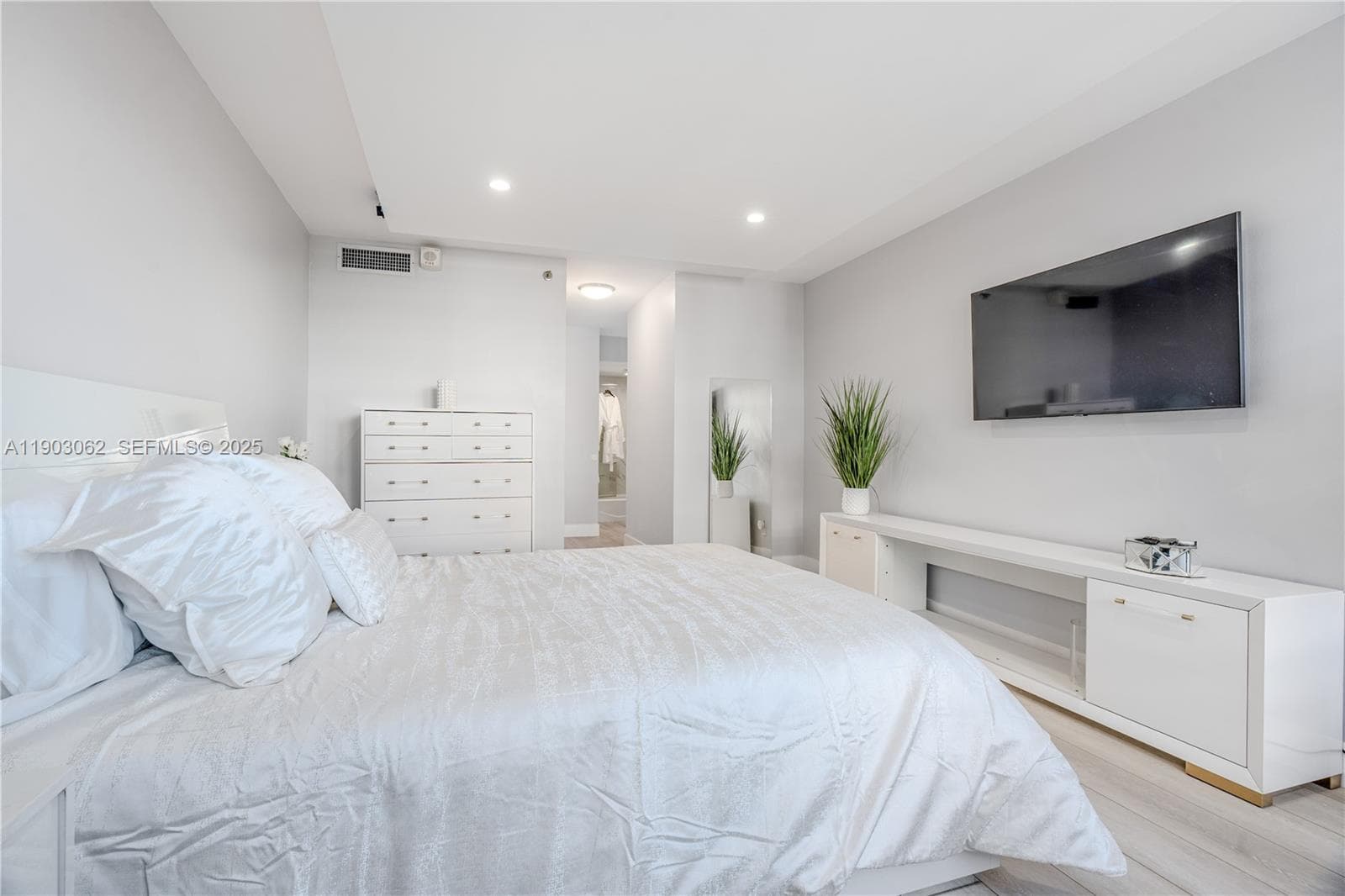 100 Lincoln Rd # 323, Miami Beach FL 33139 — 22