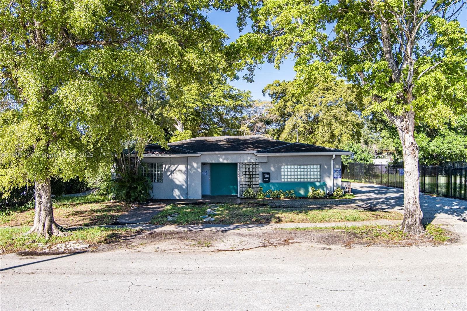 16190 NE 11th Ct, North Miami Beach FL 33162 — 34