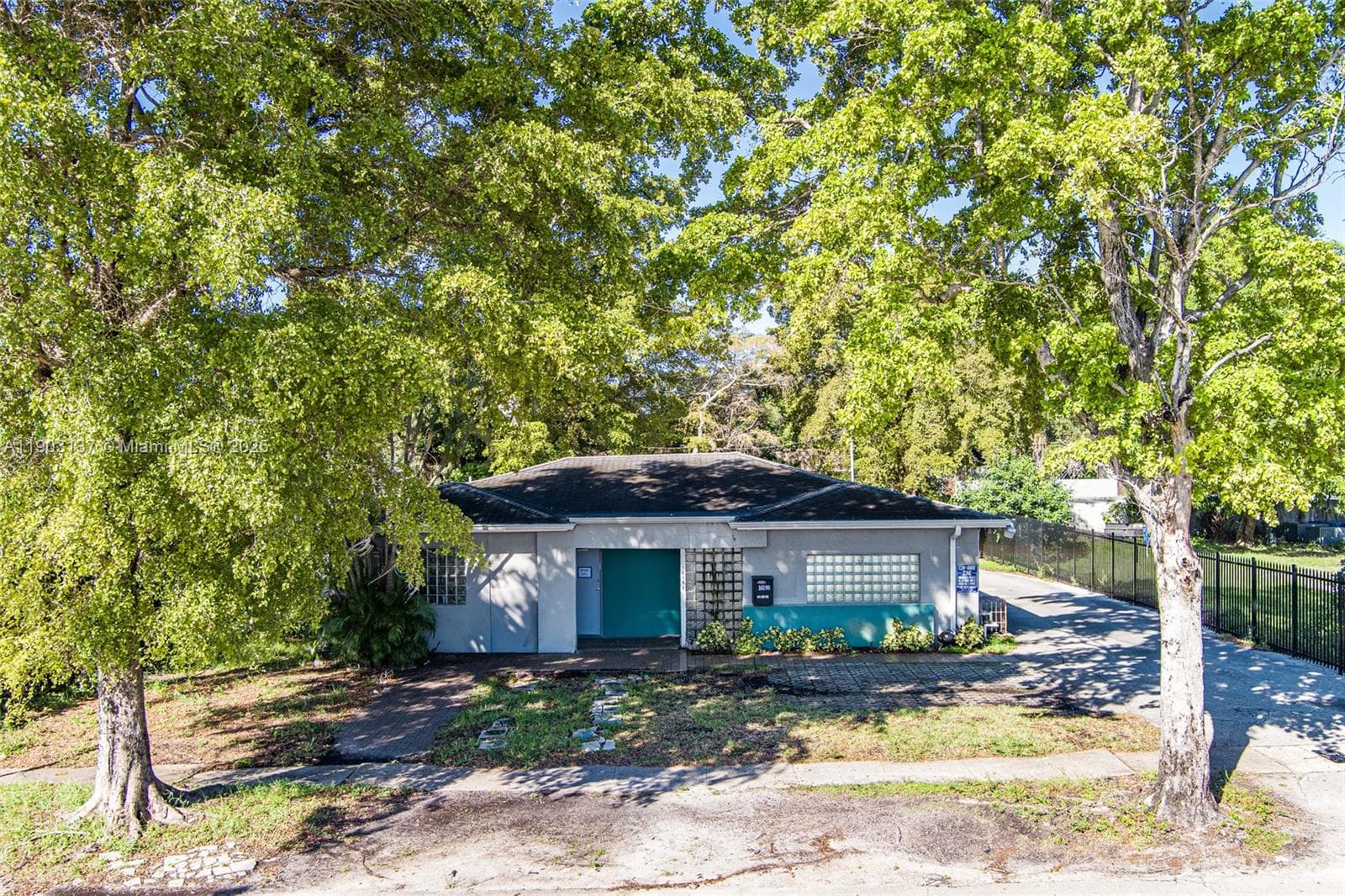 16190 NE 11th Ct, North Miami Beach FL 33162 — 35