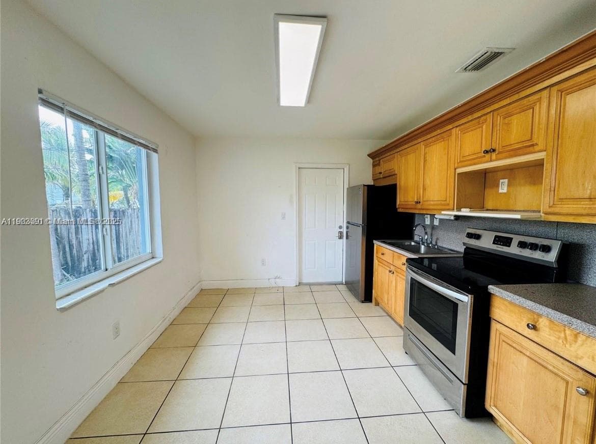 2540 NE 181st St, North Miami Beach FL 33160 — 2