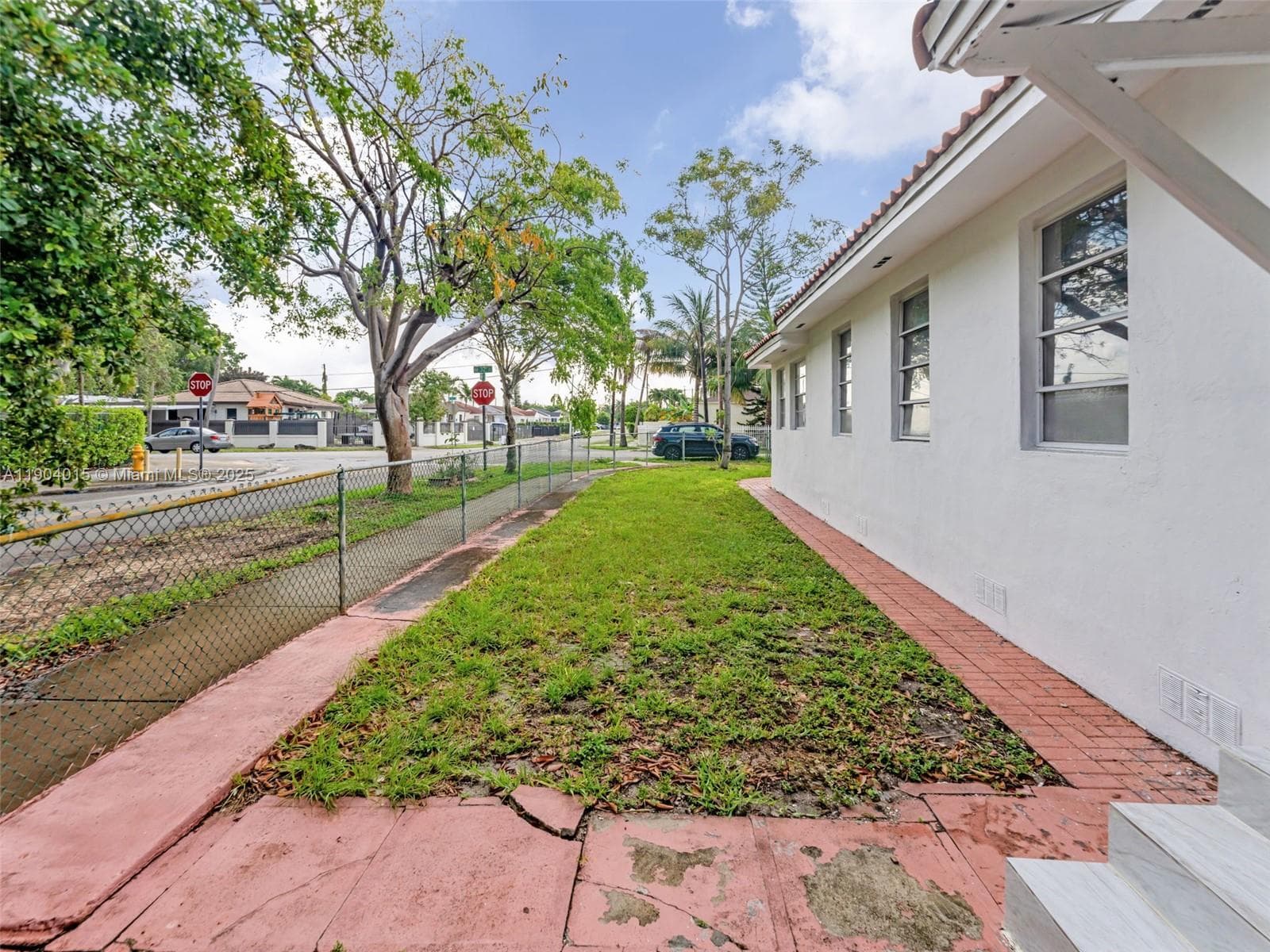 520 NW 32nd Pl, Miami FL 33125 — 35