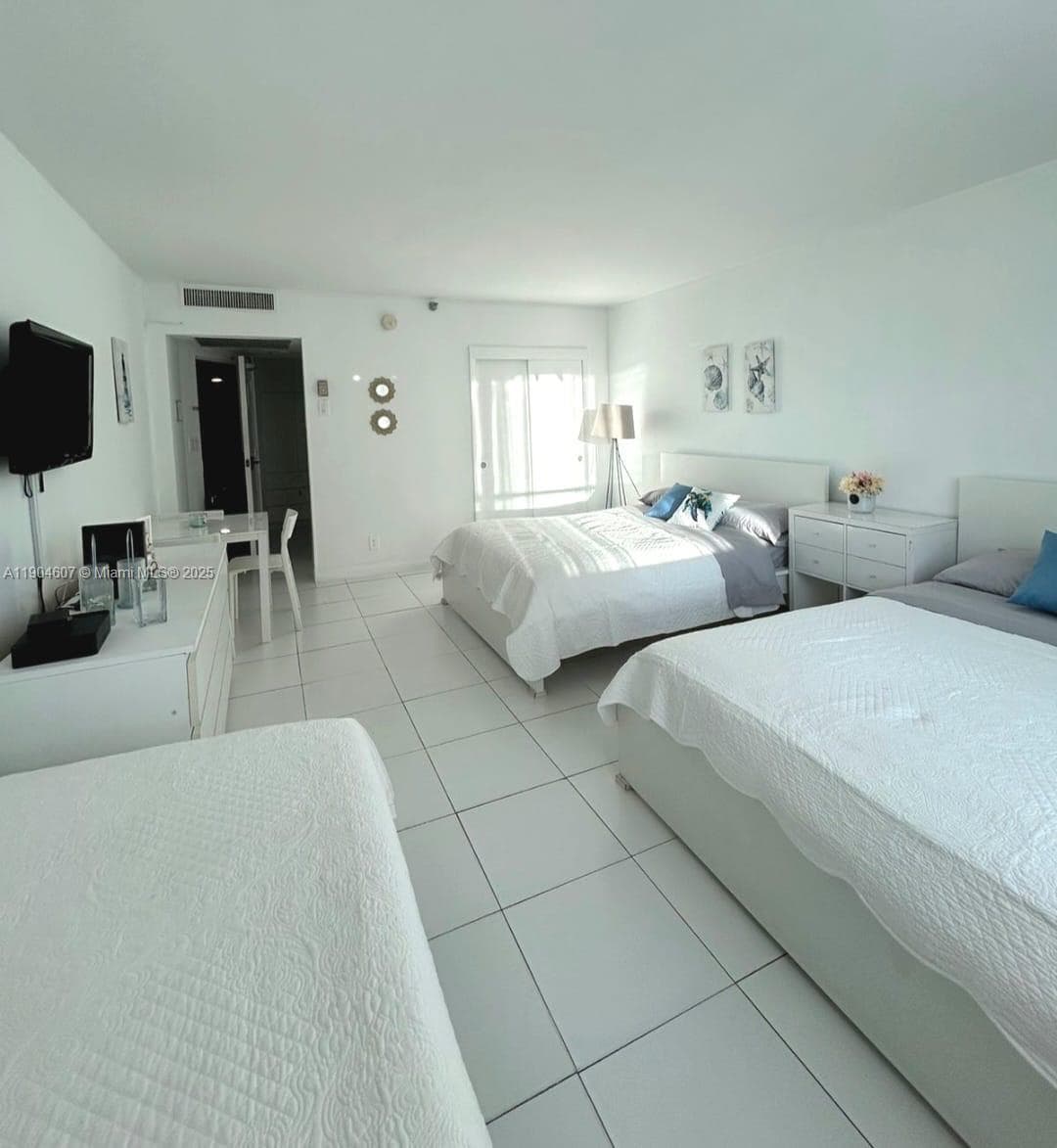 5445 Collins Ave # 617, Miami Beach FL 33140 — 3