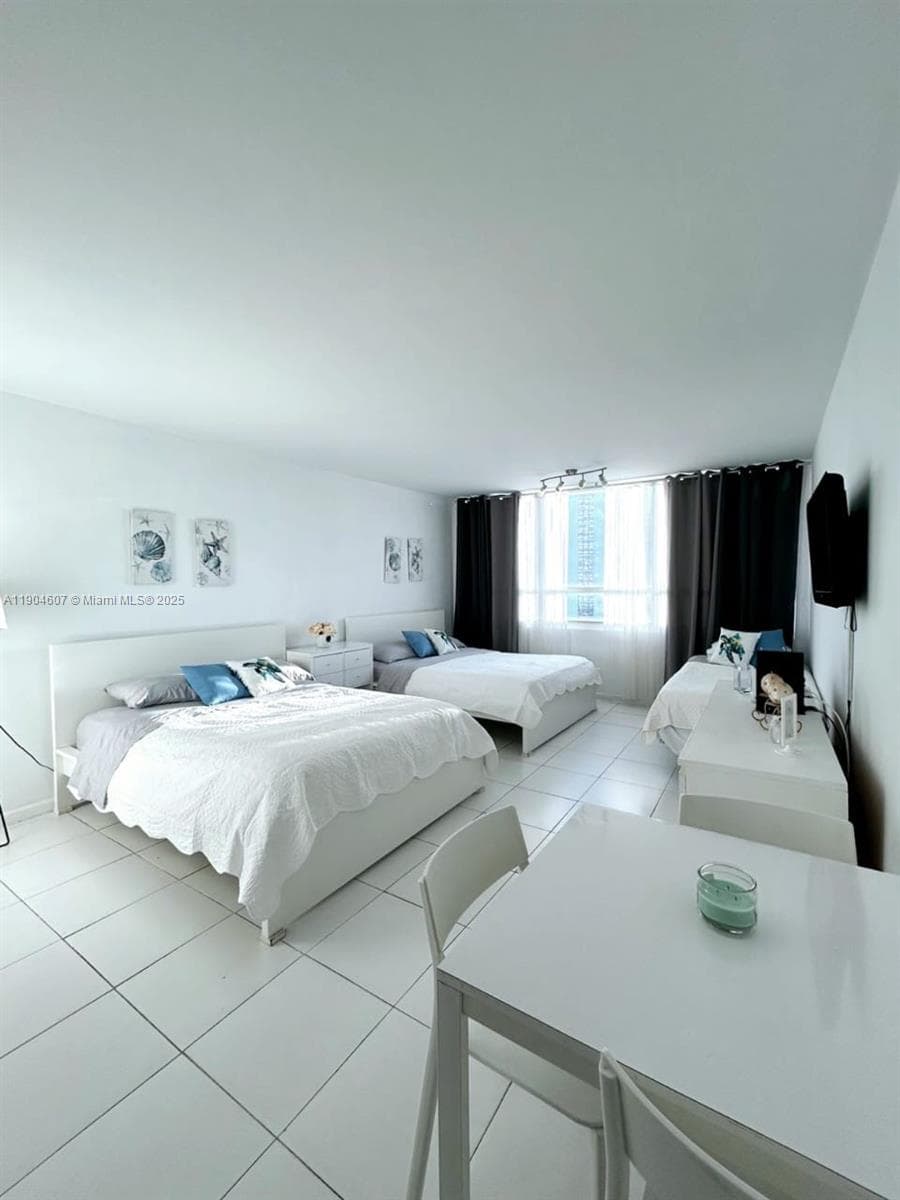 5445 Collins Ave # 617, Miami Beach FL 33140 — 4