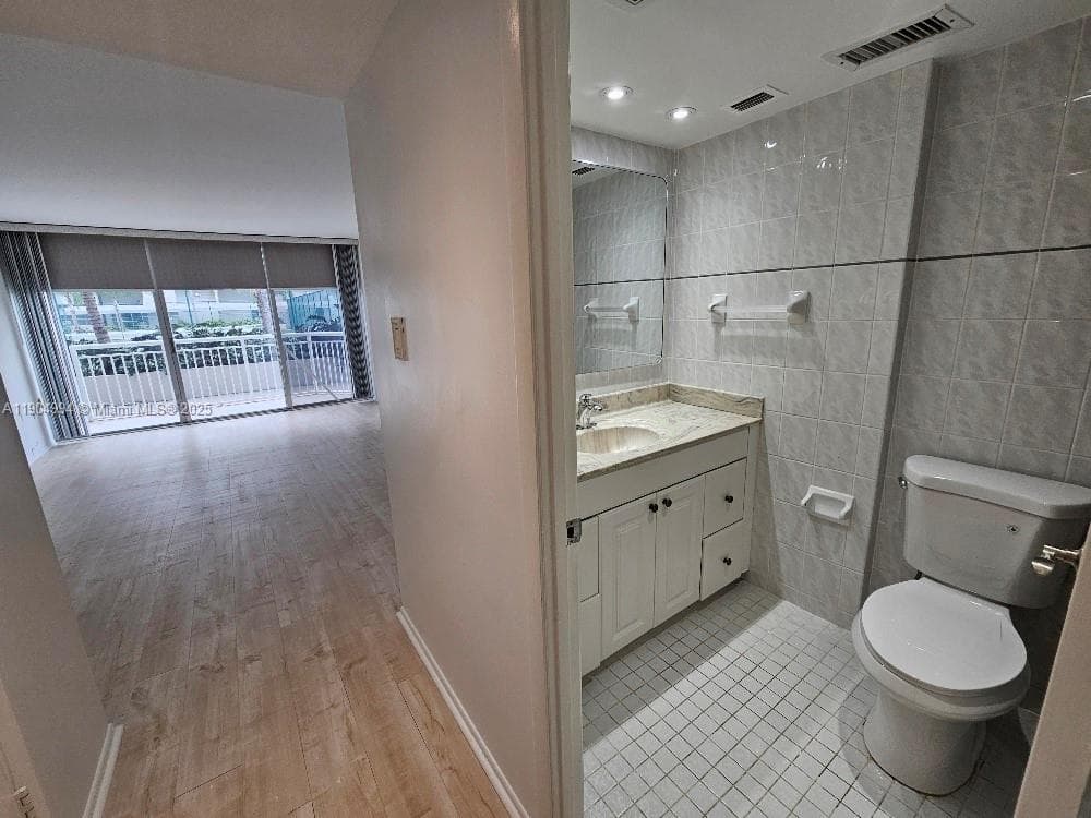 18041 Biscayne Blvd # 204, Aventura FL 33160 — 23