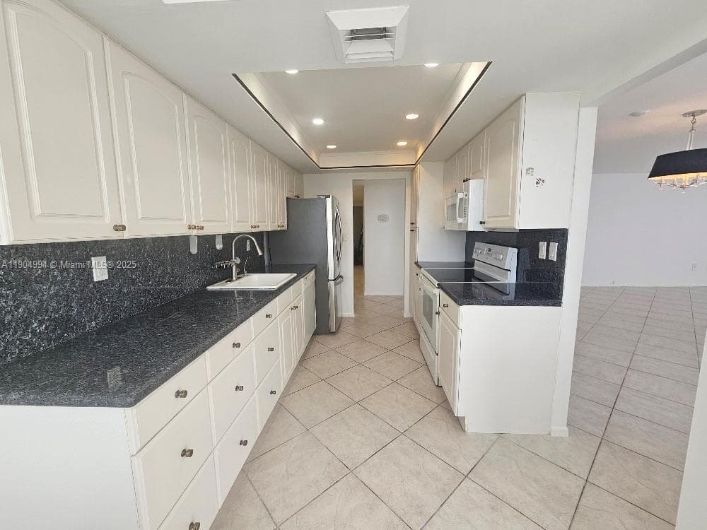 18041 Biscayne Blvd # 204, Aventura FL 33160 — 2