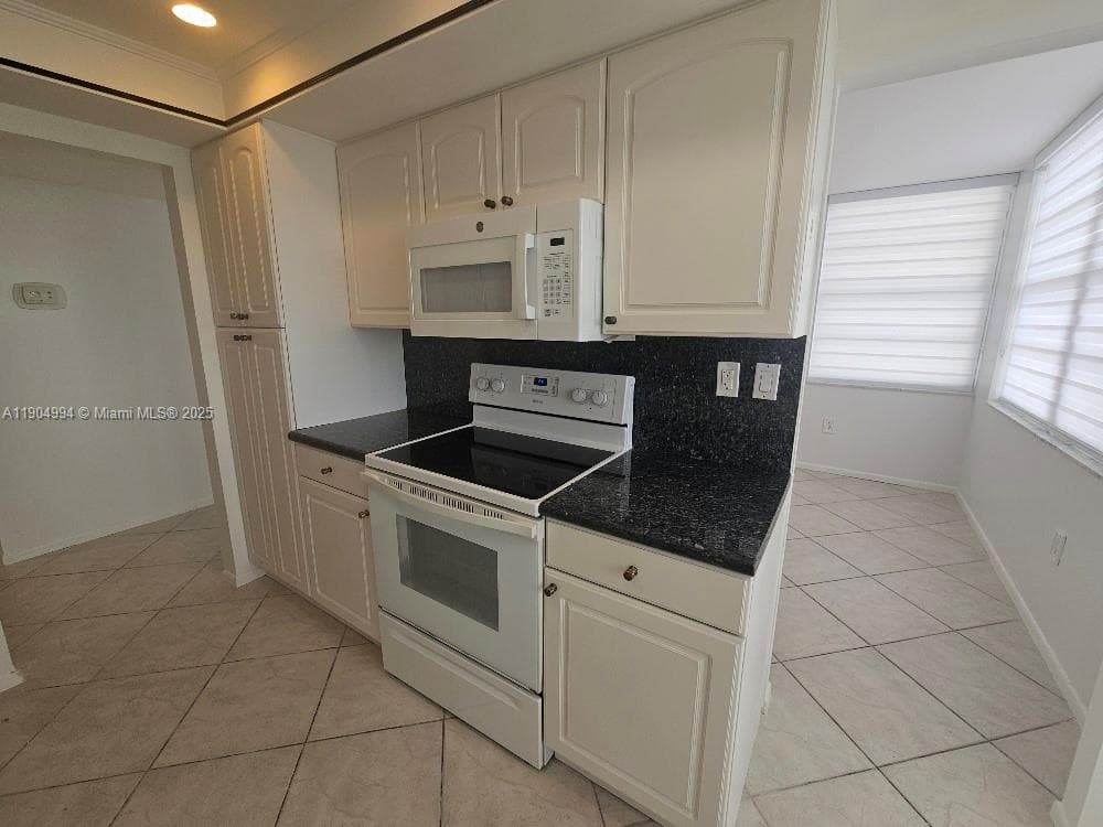18041 Biscayne Blvd # 204, Aventura FL 33160 — 3