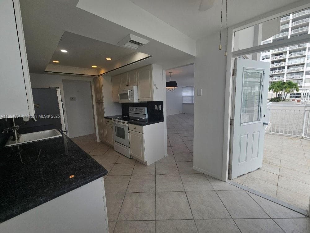 18041 Biscayne Blvd # 204, Aventura FL 33160 — 1