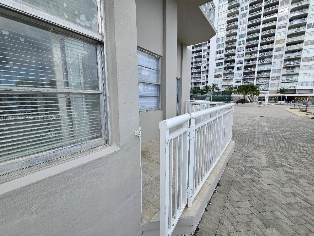 18041 Biscayne Blvd # 204, Aventura FL 33160 — 30