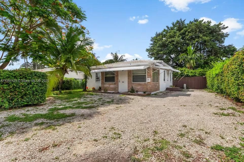 402 NW 102nd St, Miami FL 33150 — 1