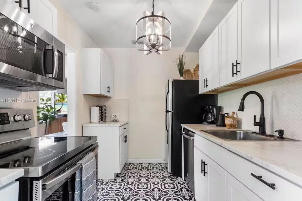 402 NW 102nd St, Miami FL 33150 — 9