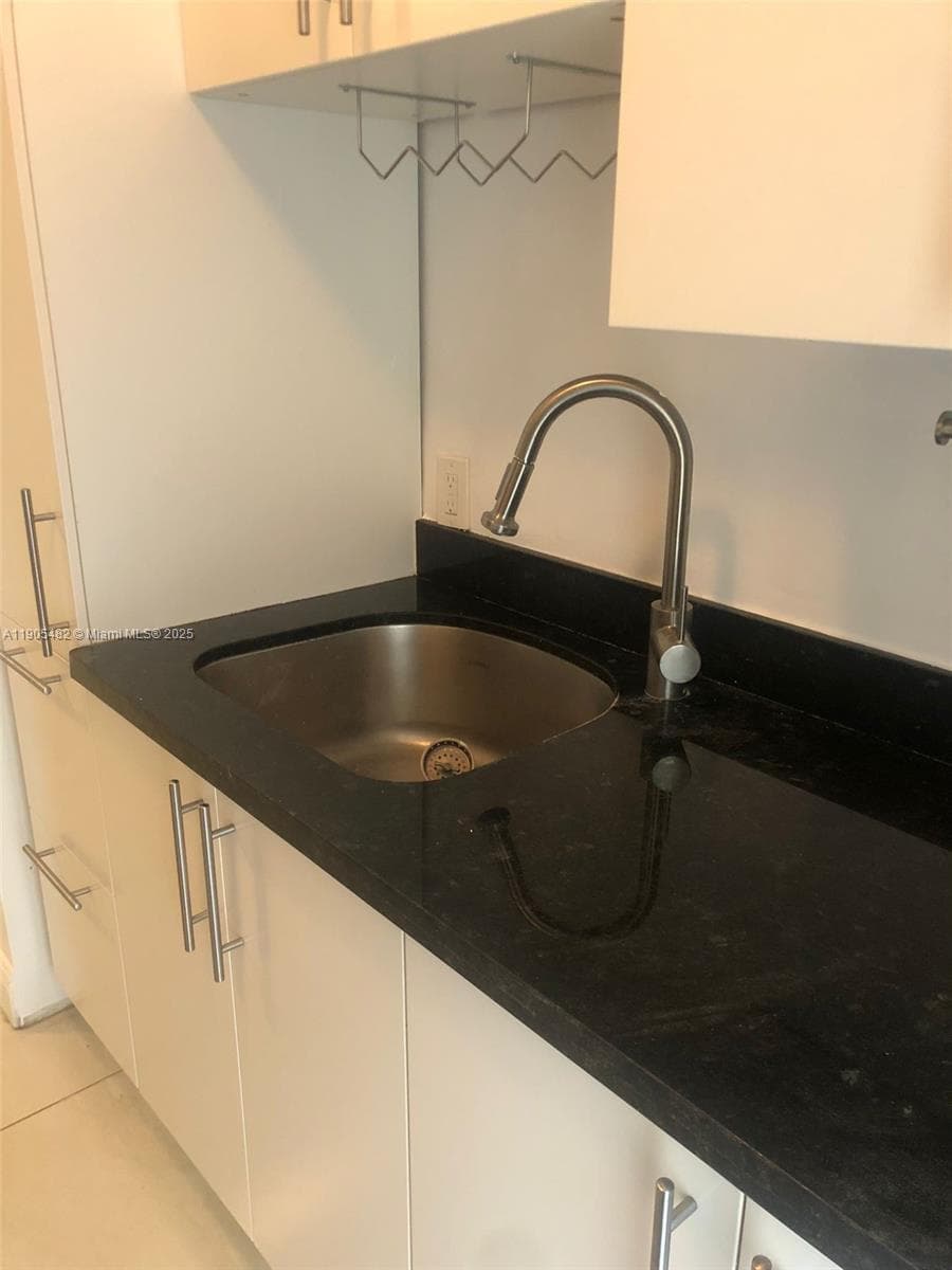 7155 Rue Notre Dame, Miami Beach FL 33141 — 24