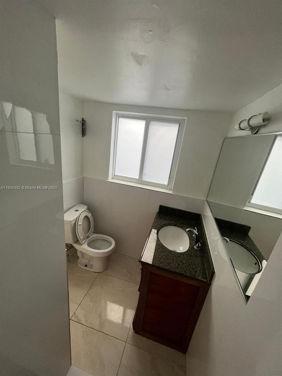 7155 Rue Notre Dame, Miami Beach FL 33141 — 33