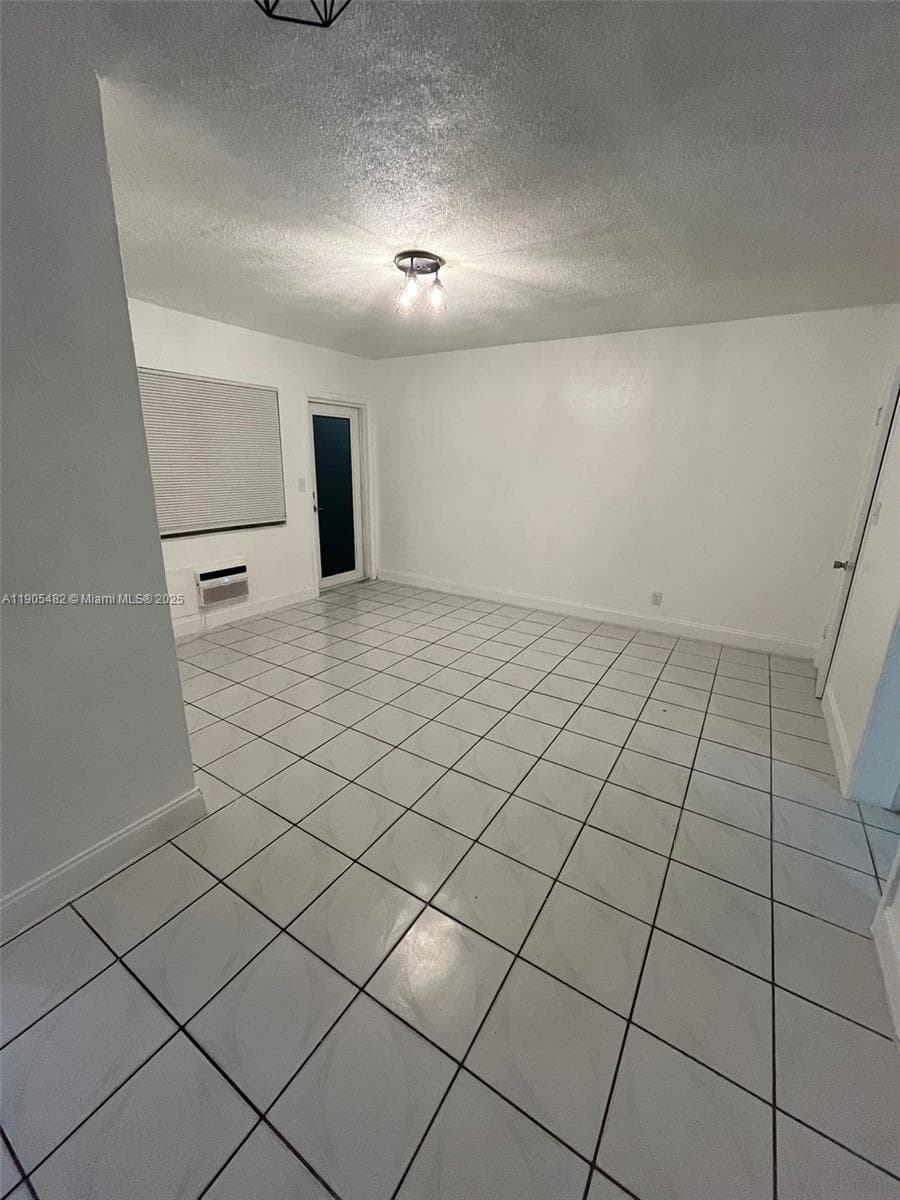 7155 Rue Notre Dame, Miami Beach FL 33141 — 39