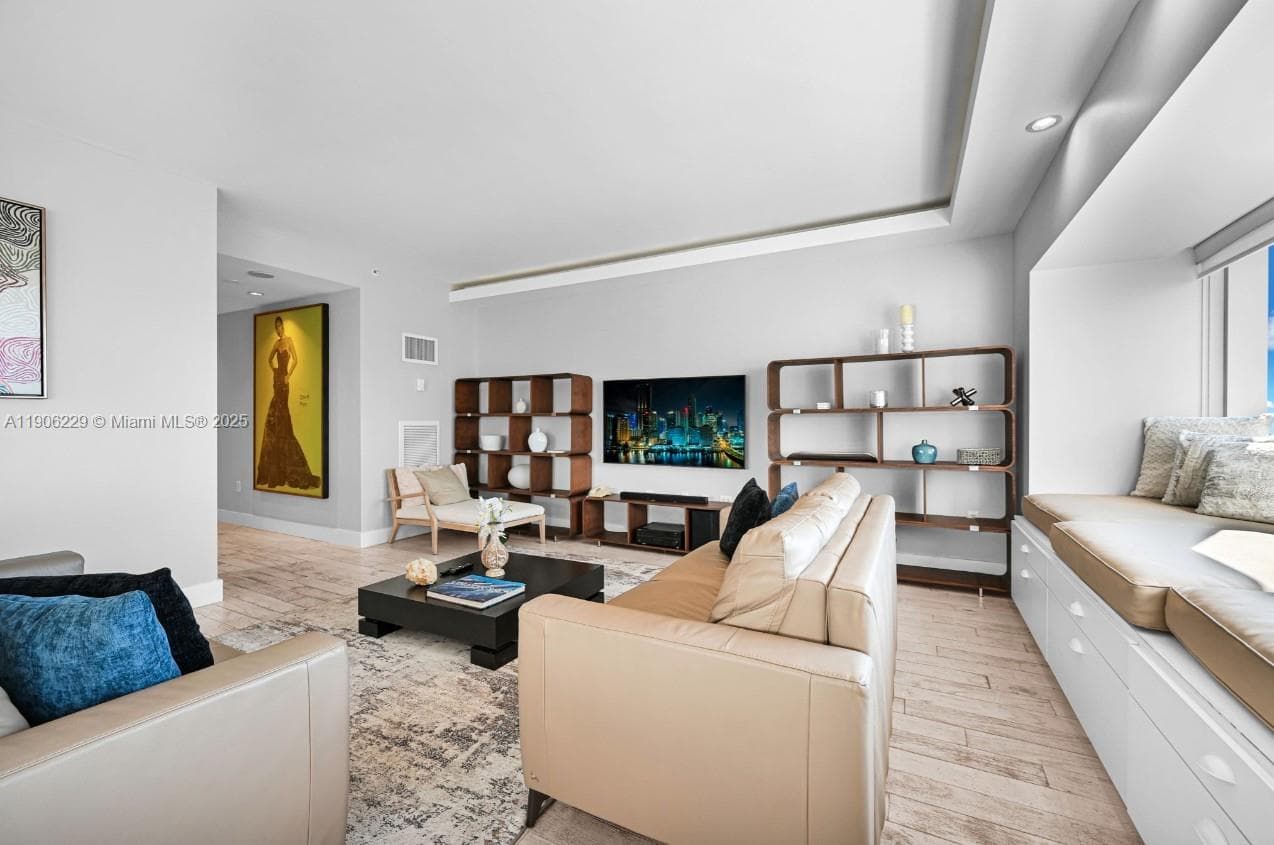 1435 Brickell Ave # 3401, Miami FL 33131 — 33
