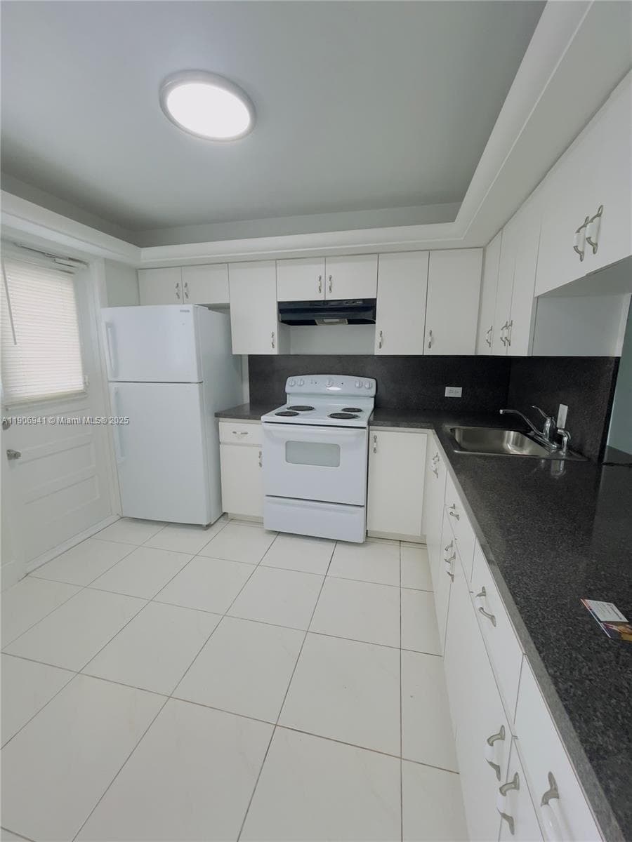 443 NE 195th St # 338, Miami FL 33179 — 3