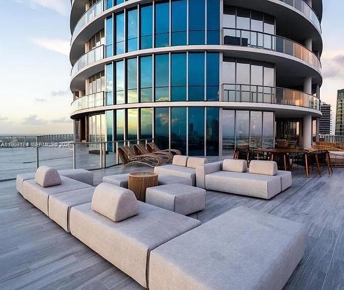851 NE 1st Ave # 4811, Miami FL 33132 — 16