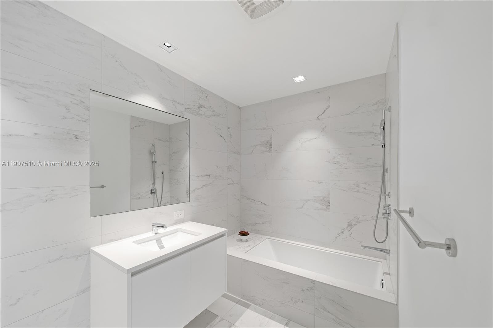 1000 Biscayne Blvd # 4901, Miami FL 33132 — 60