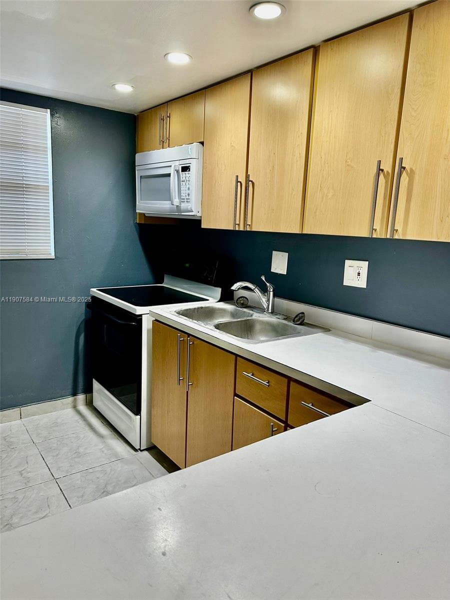 8101 SW 73rd Ave # 30, Miami FL 33143 — 2