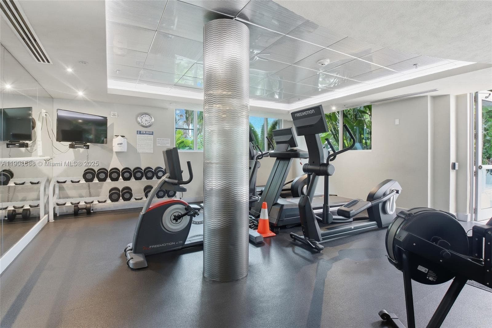110 Washington Ave # 2420, Miami Beach FL 33139 — 24