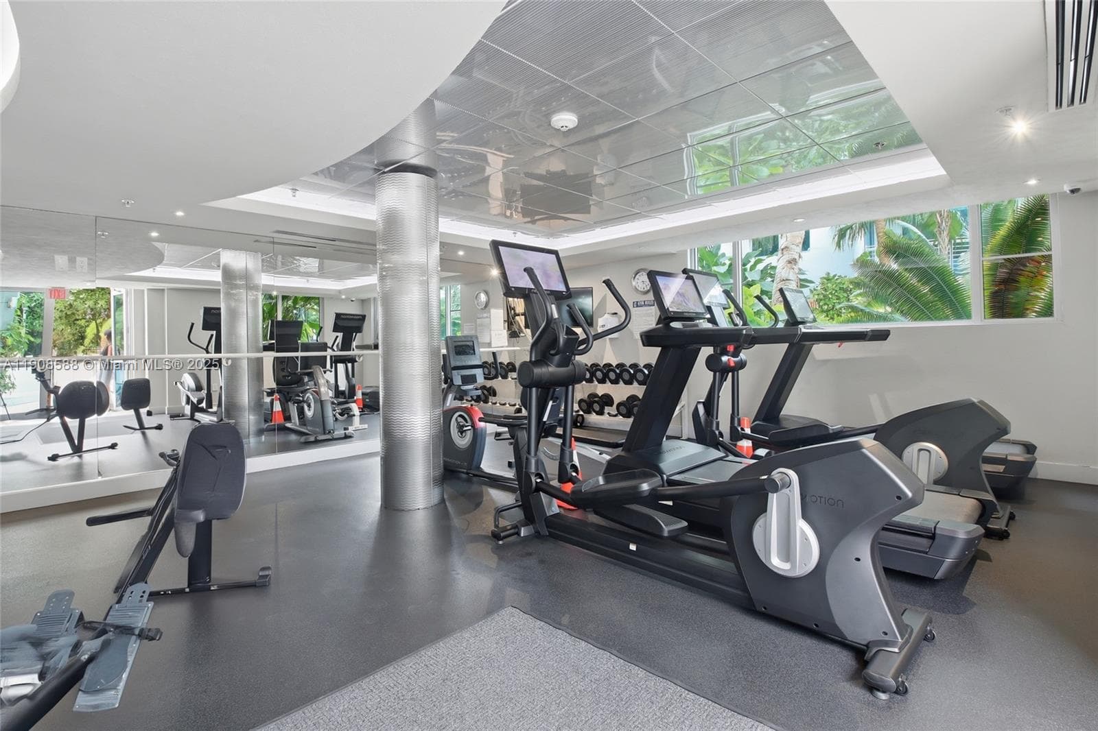 110 Washington Ave # 2420, Miami Beach FL 33139 — 25