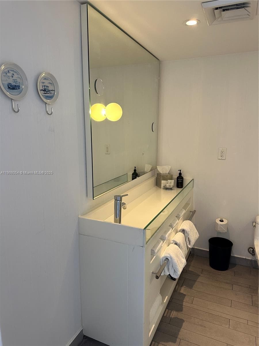 1100 West Ave # 1206, Miami Beach FL 33139 — 11
