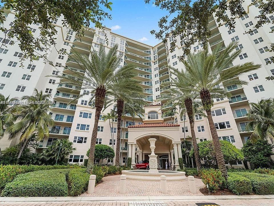 19900 E Country Club Dr # 318, Aventura FL 33180 — 3