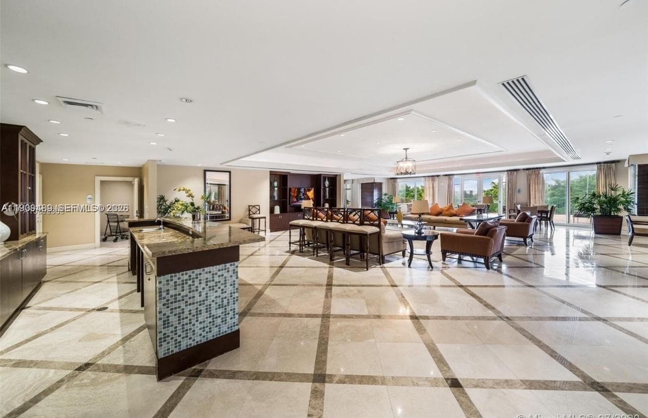 19900 E Country Club Dr # 318, Aventura FL 33180 — 25