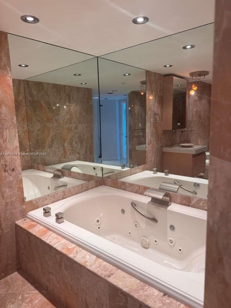 5025 Collins Ave # 1602, Miami Beach FL 33140 — 16