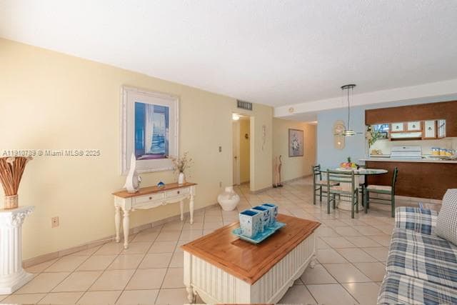 1890 W 56th St # 1423, Hialeah FL 33012 — 3