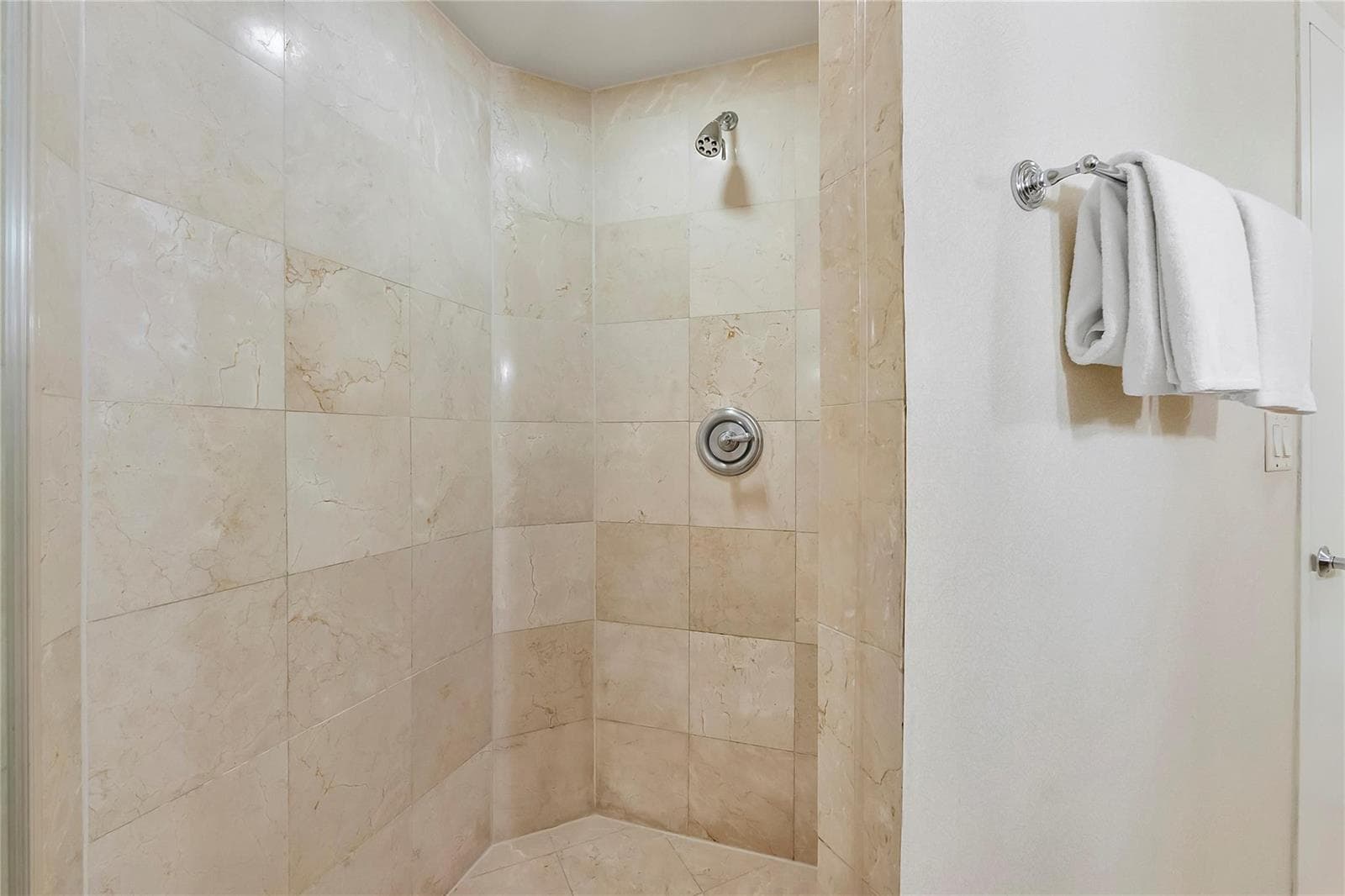 18001 Collins Avenue # 2806, North Miami Beach FL 33160 — 27