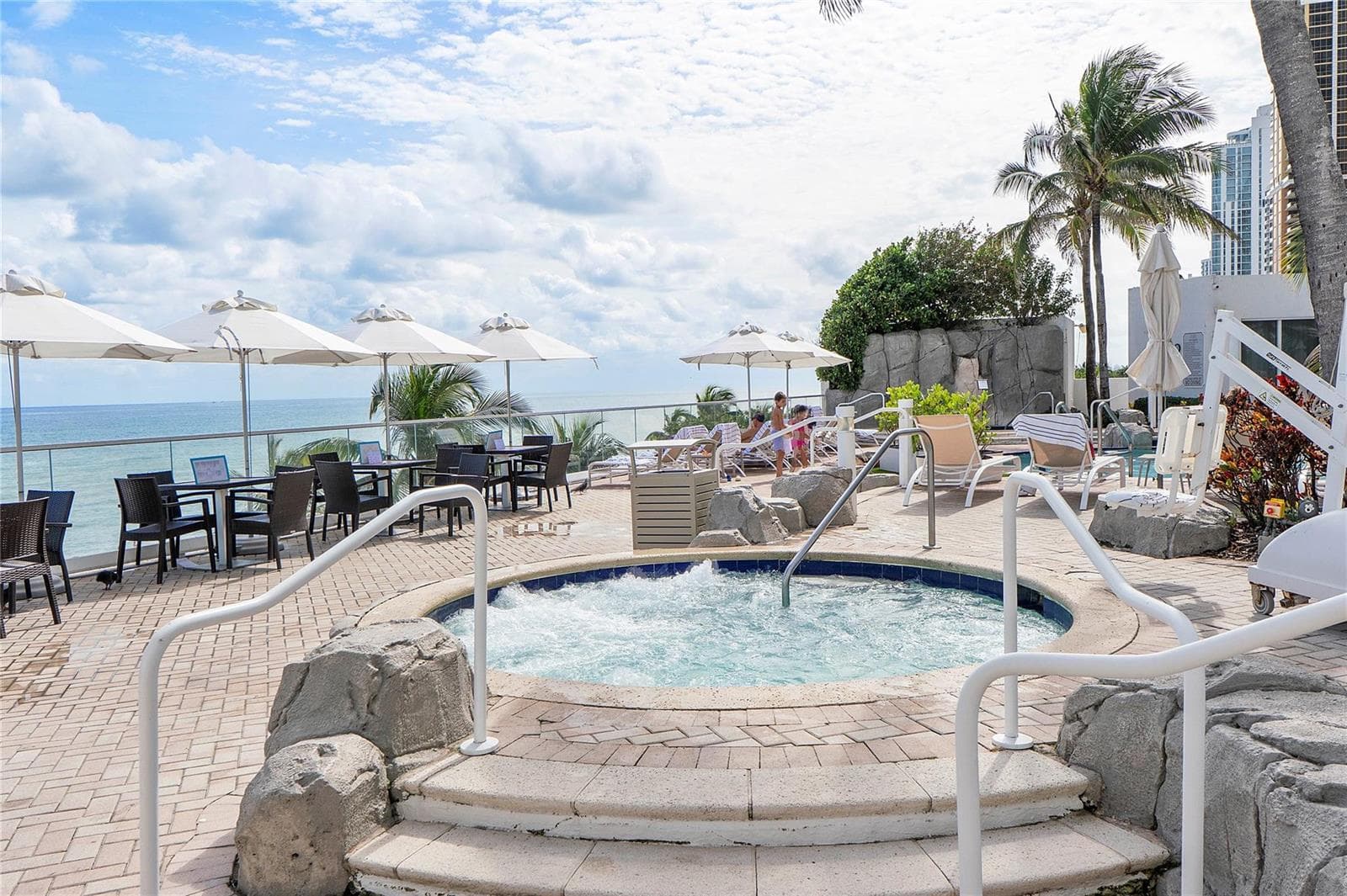 18001 Collins Avenue # 2806, North Miami Beach FL 33160 — 32