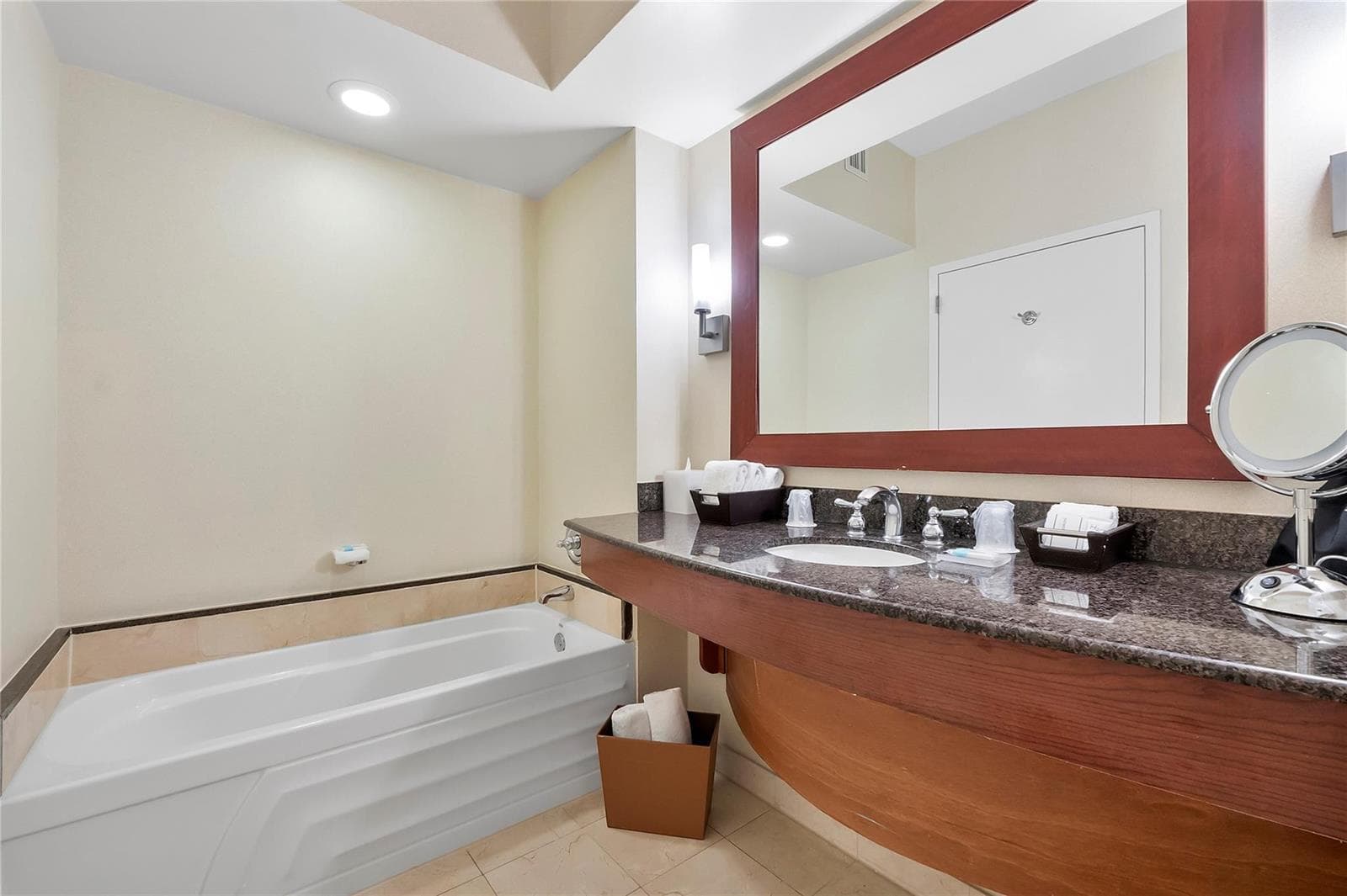 18001 Collins Avenue # 2806, North Miami Beach FL 33160 — 25