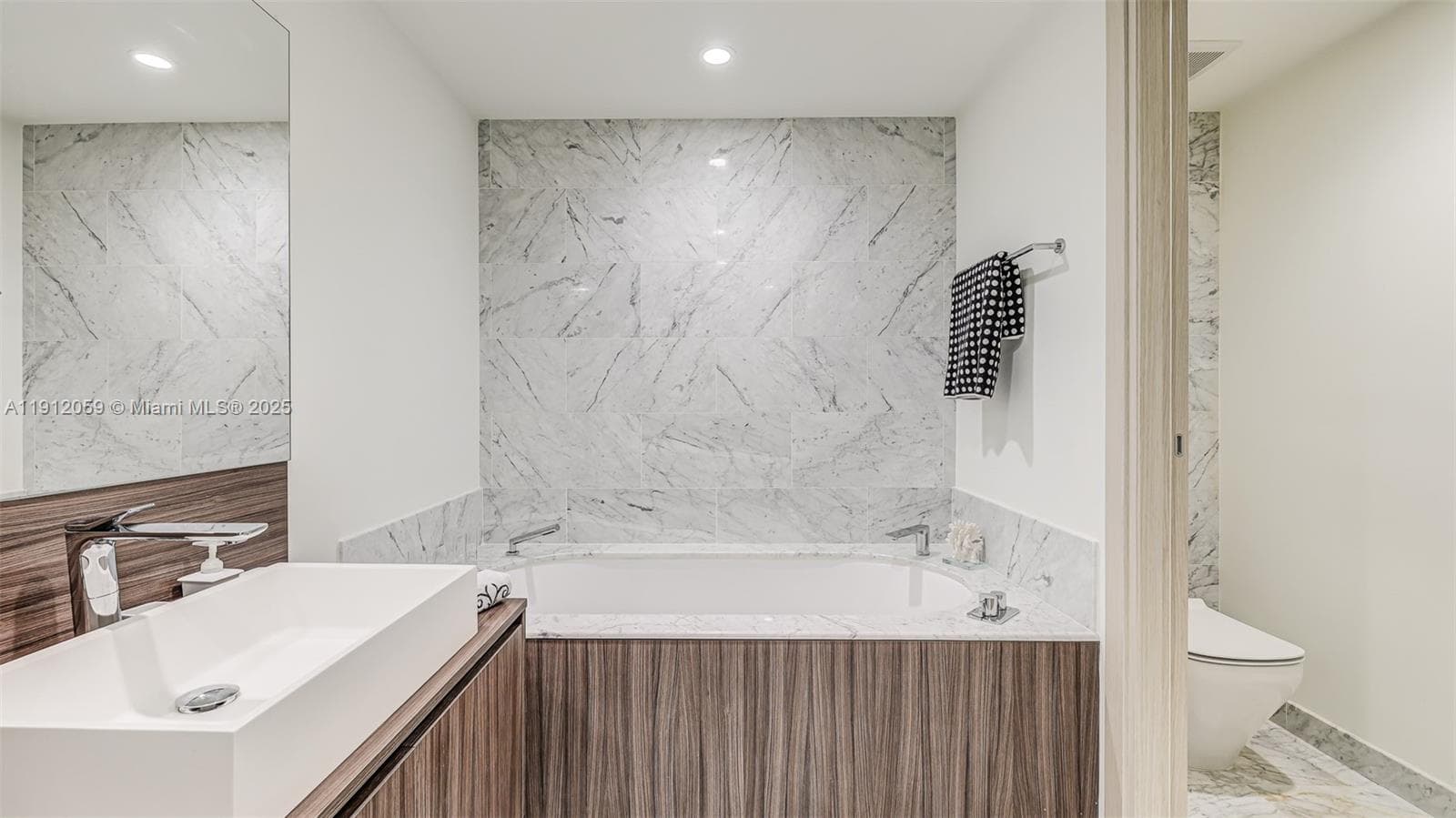 1000 Brickell Plz # 3002, Miami FL 33131 — 33
