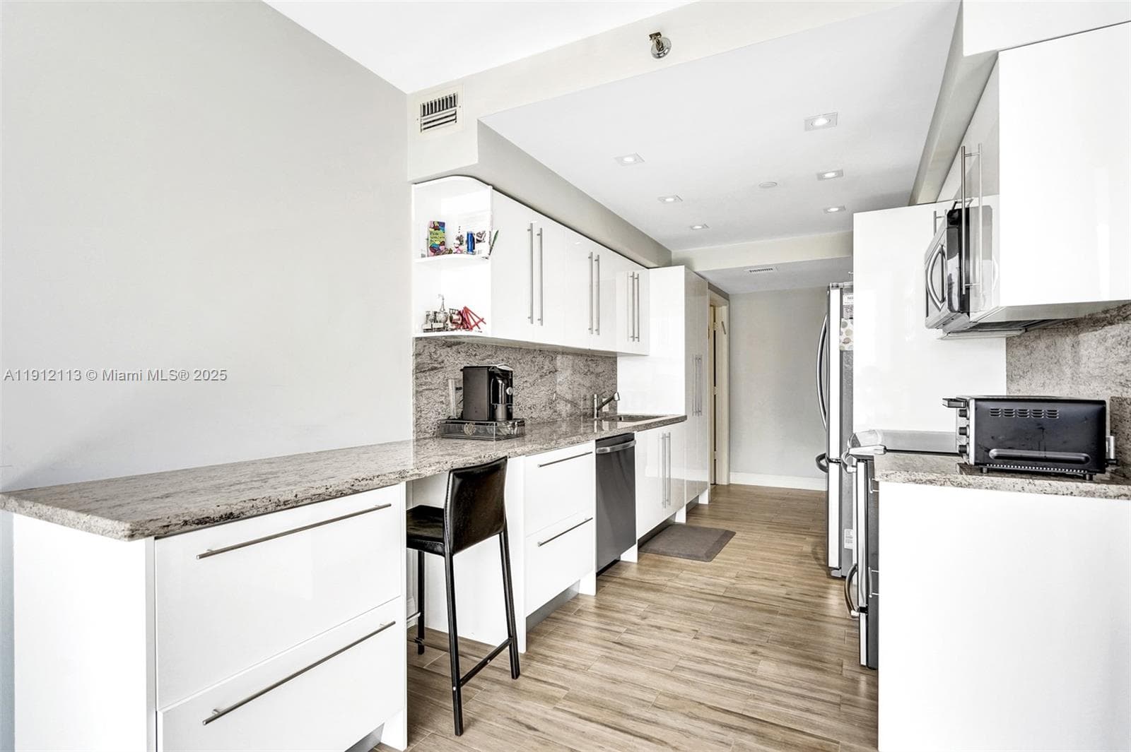 3000 Island Blvd # 903, Aventura FL 33160 — 22