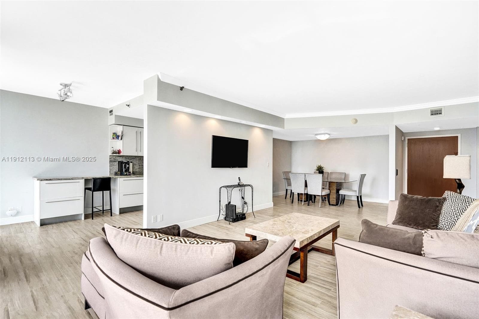3000 Island Blvd # 903, Aventura FL 33160 — 3