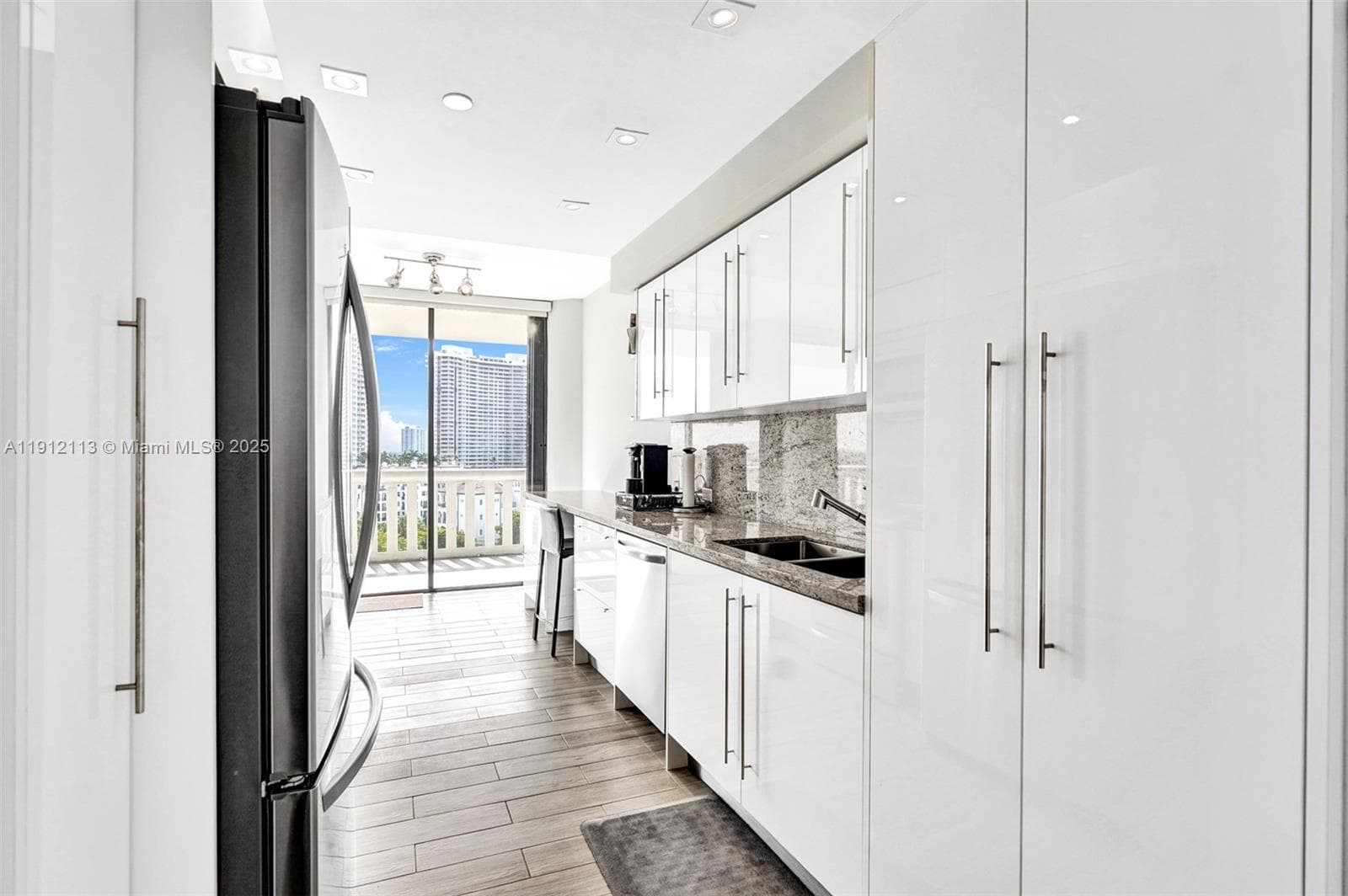 3000 Island Blvd # 903, Aventura FL 33160 — 1