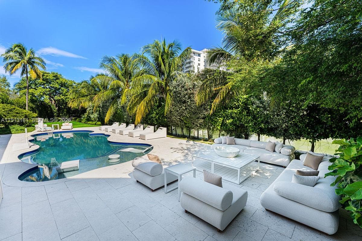 2801 Flamingo Dr, Miami Beach FL 33140 — 3