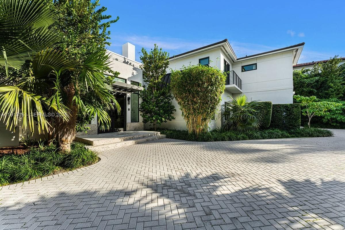 2801 Flamingo Dr, Miami Beach FL 33140 — 34