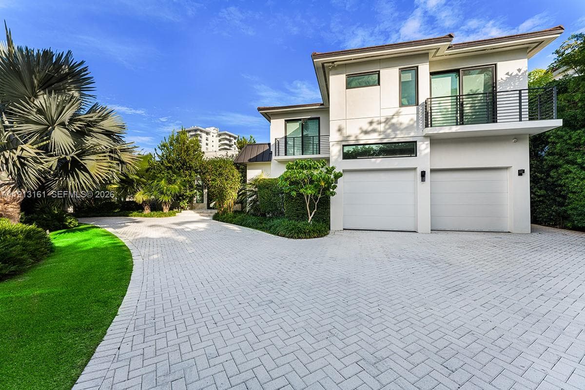 2801 Flamingo Dr, Miami Beach FL 33140 — 33