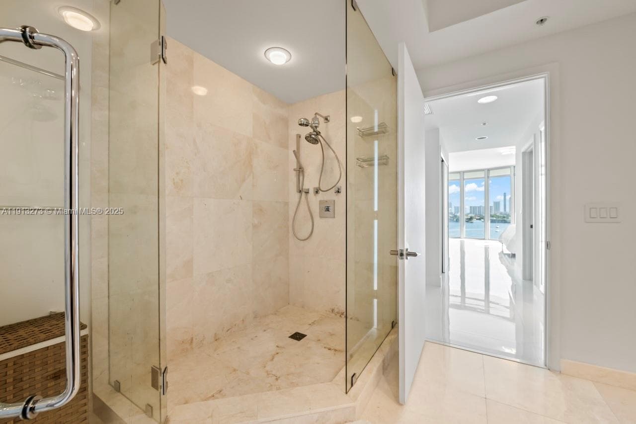 17301 Biscayne Blvd # 811, North Miami Beach FL 33160 — 27