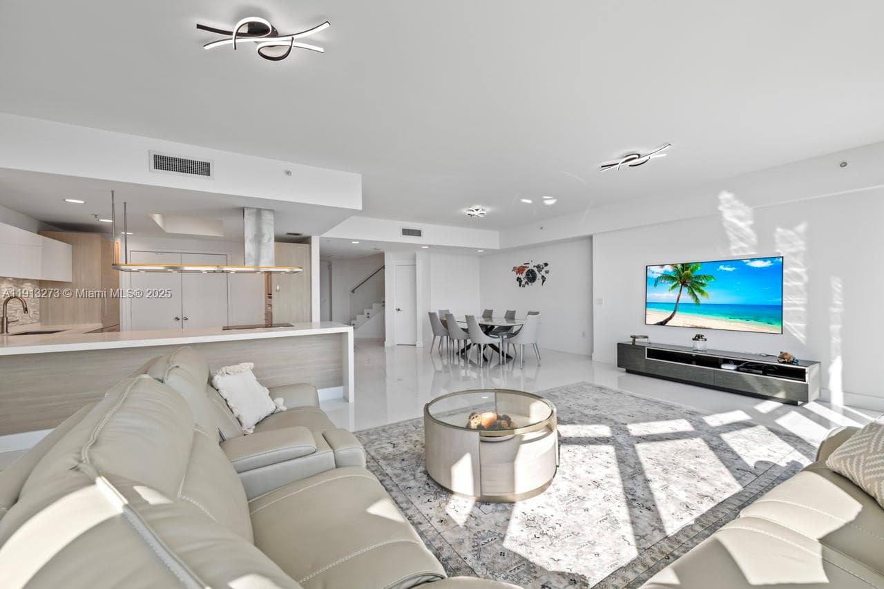 17301 Biscayne Blvd # 811, North Miami Beach FL 33160 — 17