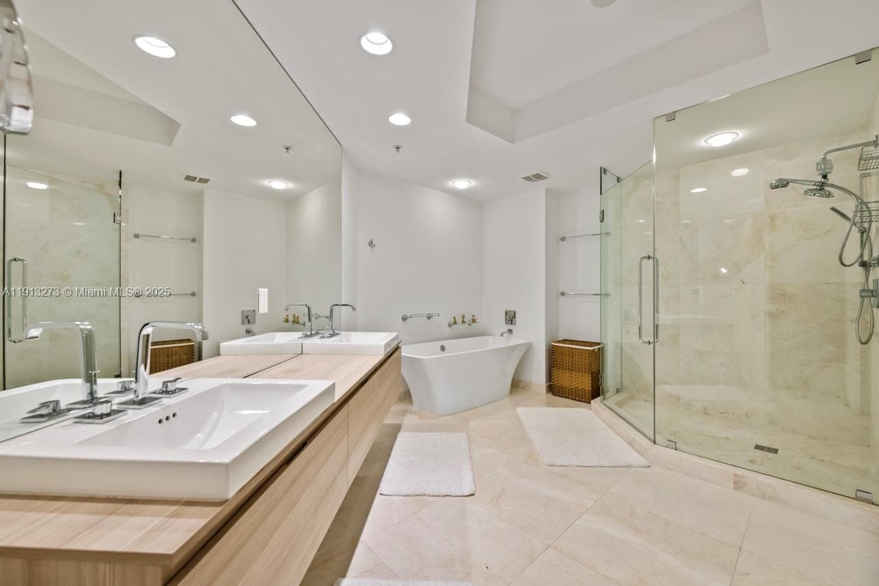 17301 Biscayne Blvd # 811, North Miami Beach FL 33160 — 26