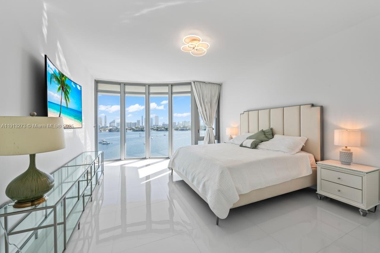 17301 Biscayne Blvd # 811, North Miami Beach FL 33160 — 22