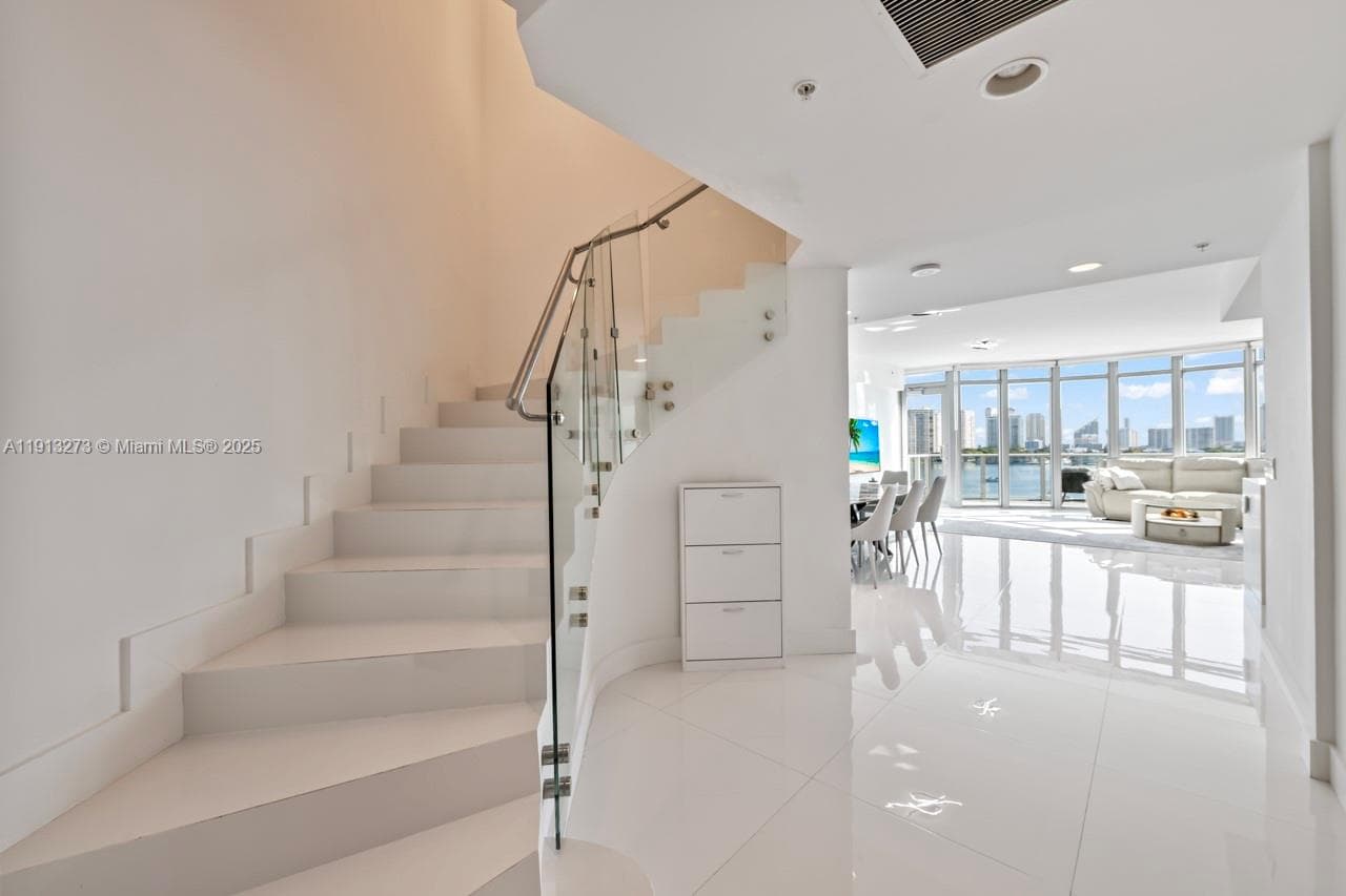 17301 Biscayne Blvd # 811, North Miami Beach FL 33160 — 21